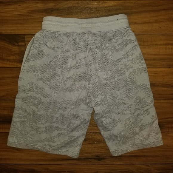 Men’s Under Armor Grey Shorts, Size - M - Picture 2 of 3